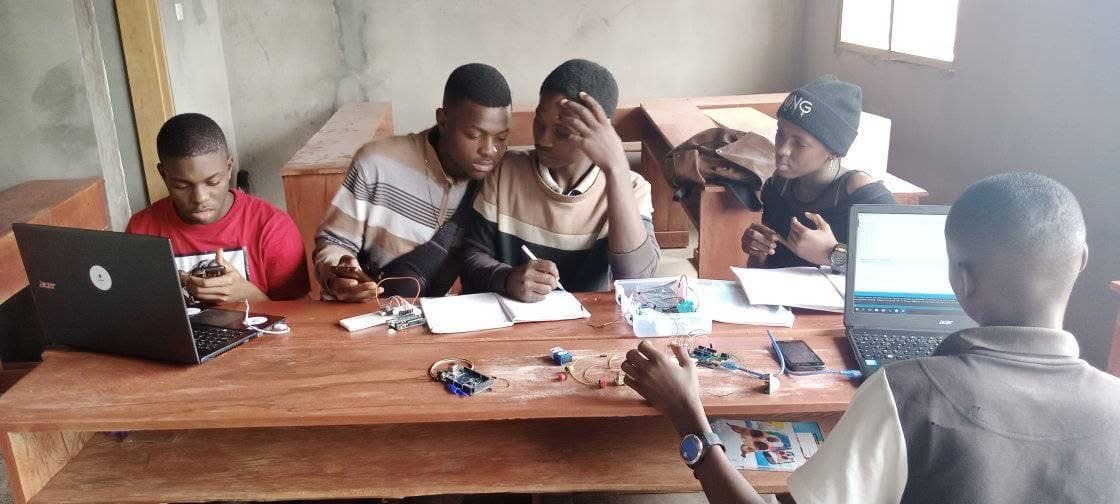 Facilitator supporting students